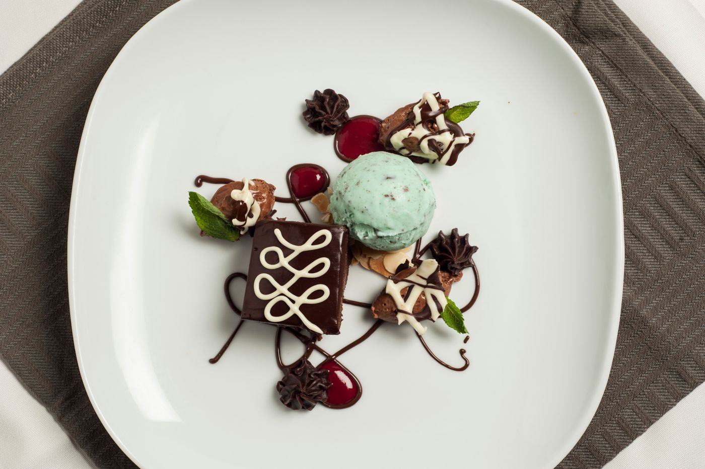 Dessert glacé à la menthe et chocolat, dressé sur une assiette blanche (photo d’illustration)