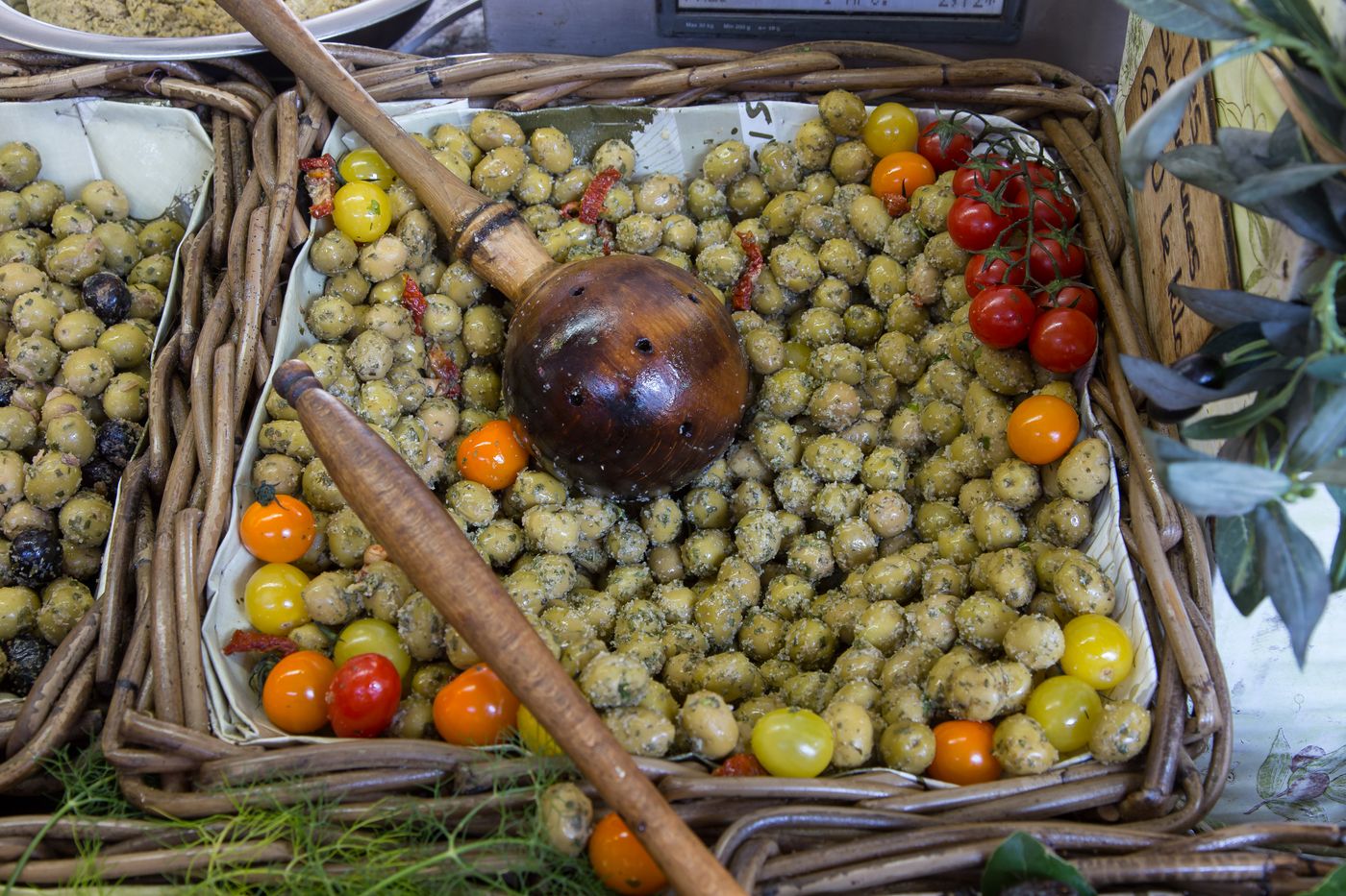 Olives et tomates cerises dans une corbeille d’osier (photo d’illustration)