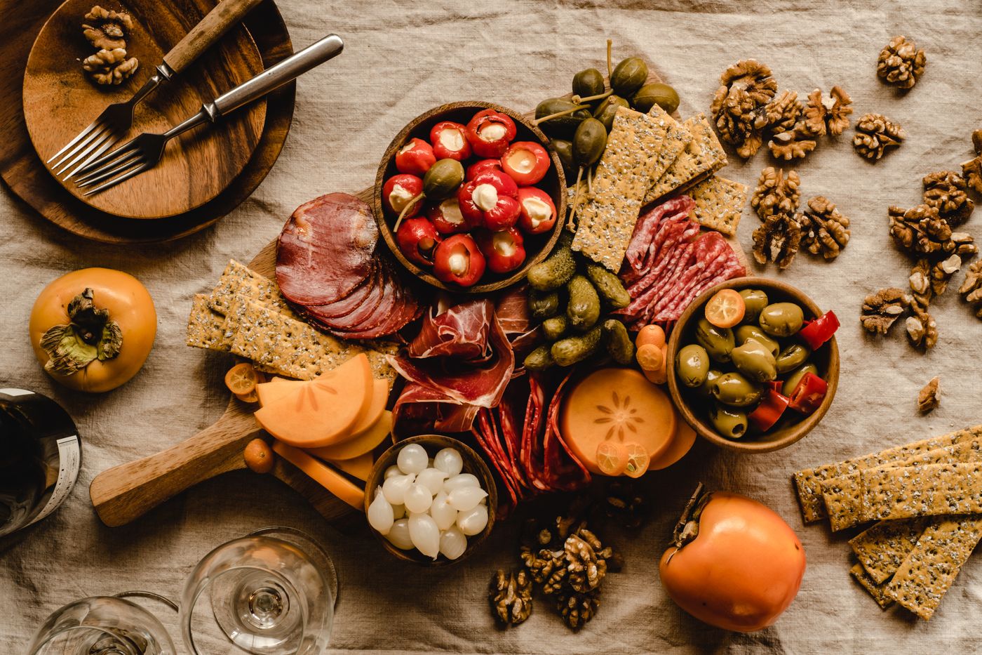 Planche de charcuterie et de fromages, noix et fruits (photo d’illustration)
