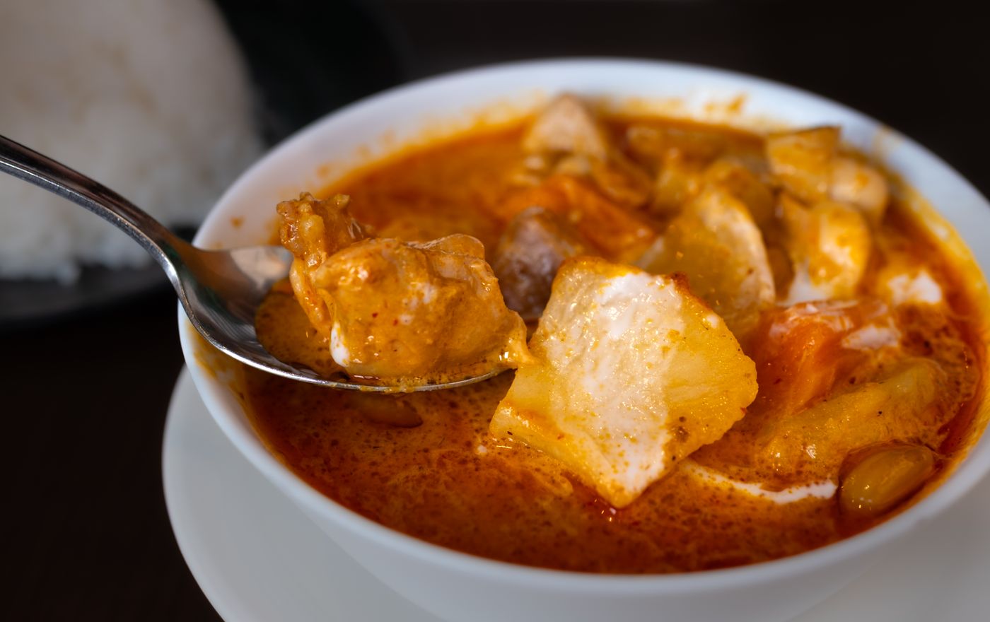 Curry de poulet épicé dans un bol blanc (photo d’illustration)