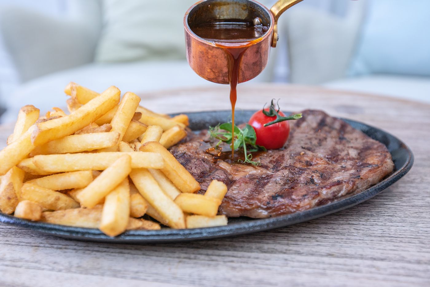 Entrecôte et frites, sauce versée à la saucière (photo d’illustration)