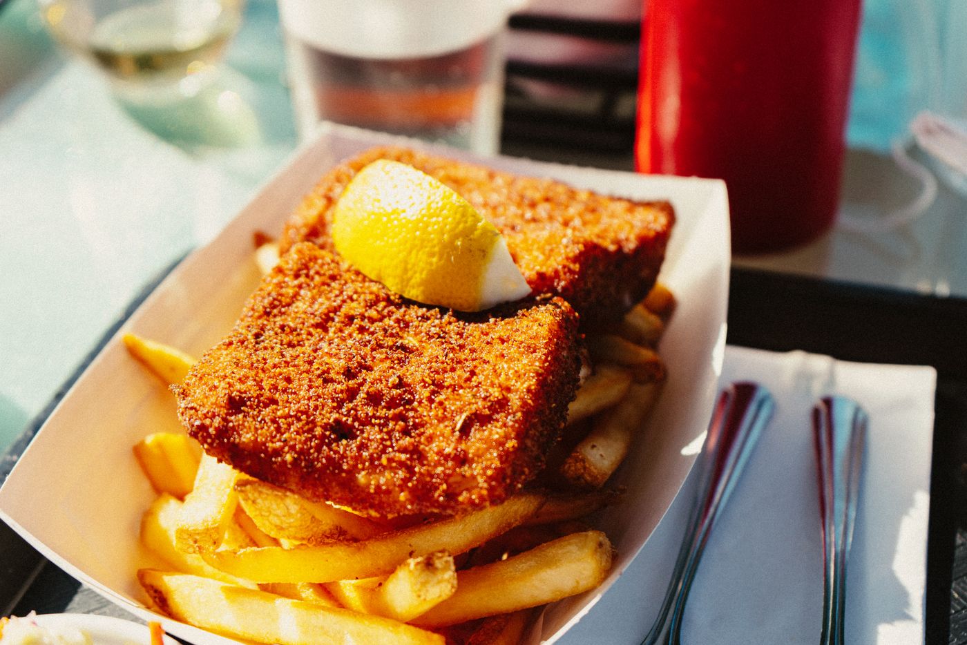 Fish and chips croustillant servi dans un cornet (photo d’illustration)