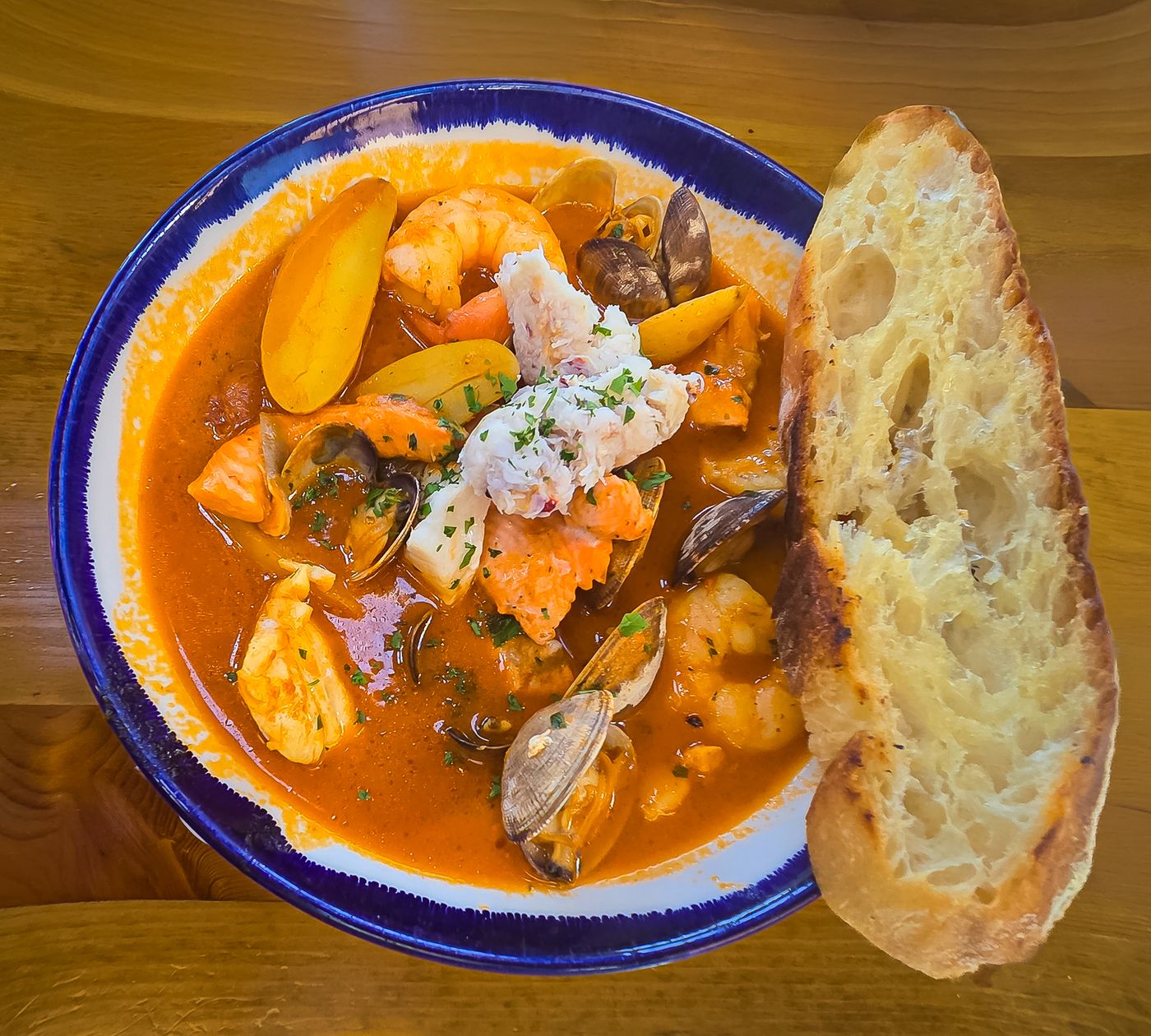 Marmite de poissons et fruits de mer avec pain grillé (photo d’illustration)