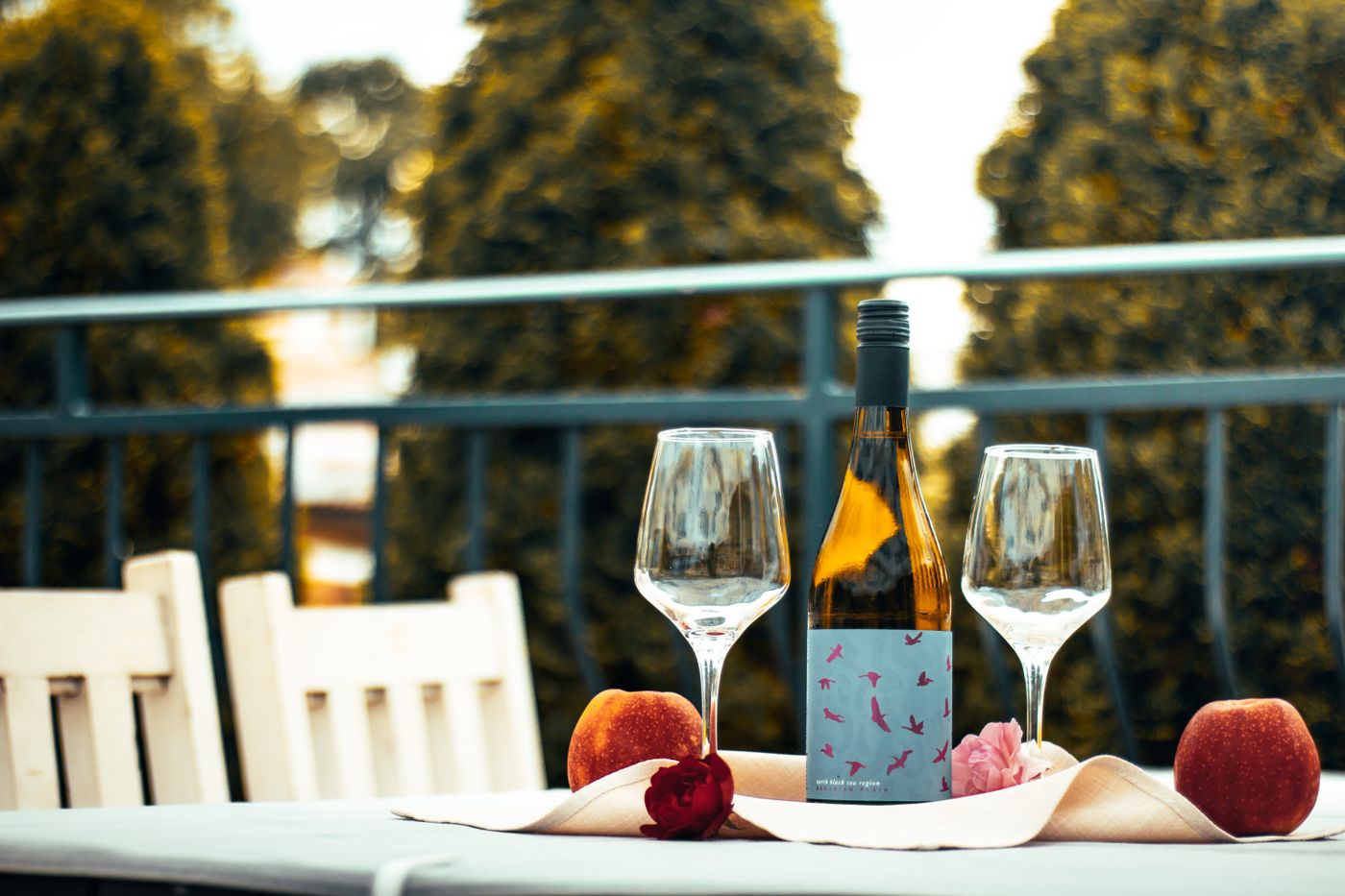 Table dressée en terrasse avec bouteille de vin et verres (photo d’illustration)