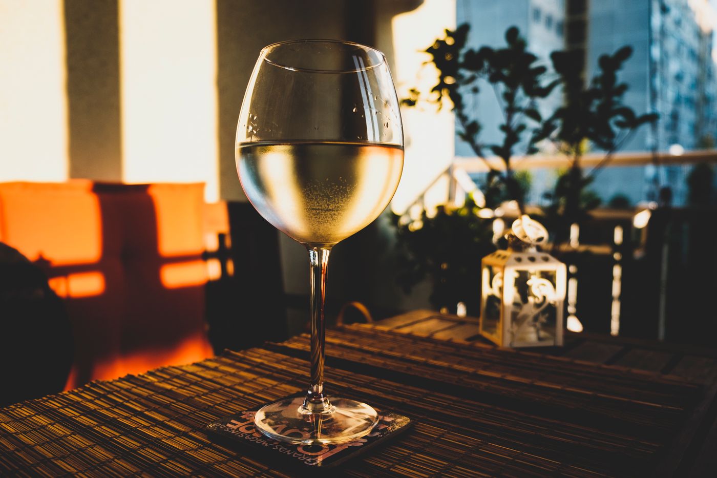 Un verre de vin blanc sur une table de terrasse dans la lumière du soir (photo d’illustration)